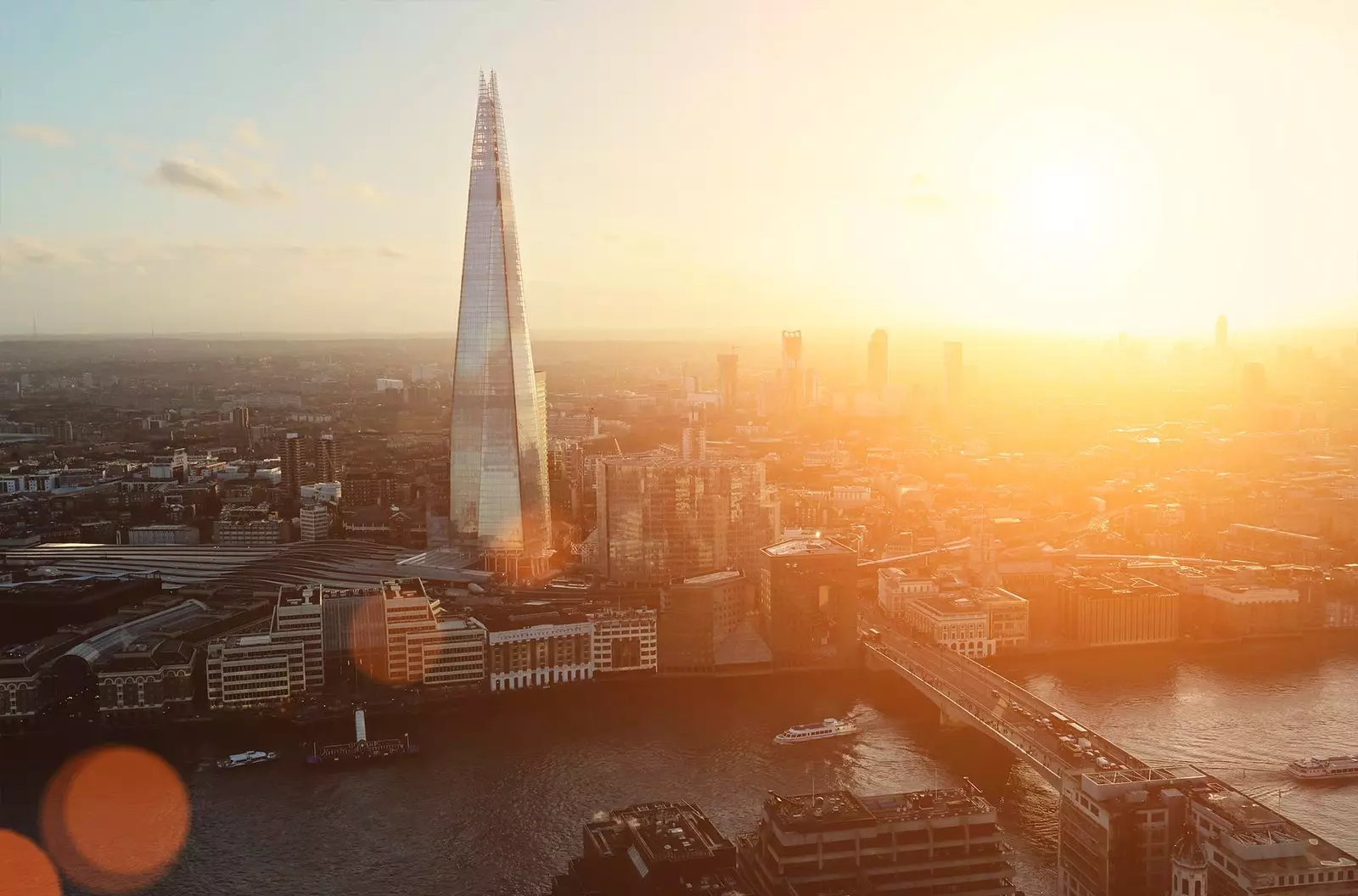 staden london vid solnedgången