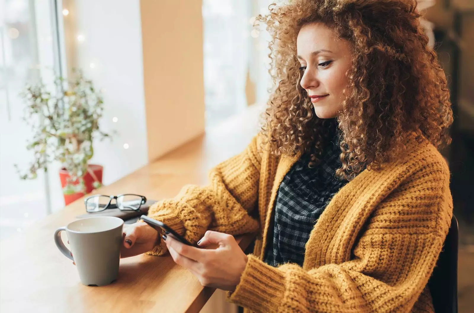 ragazza che usa il cellulare in un bar