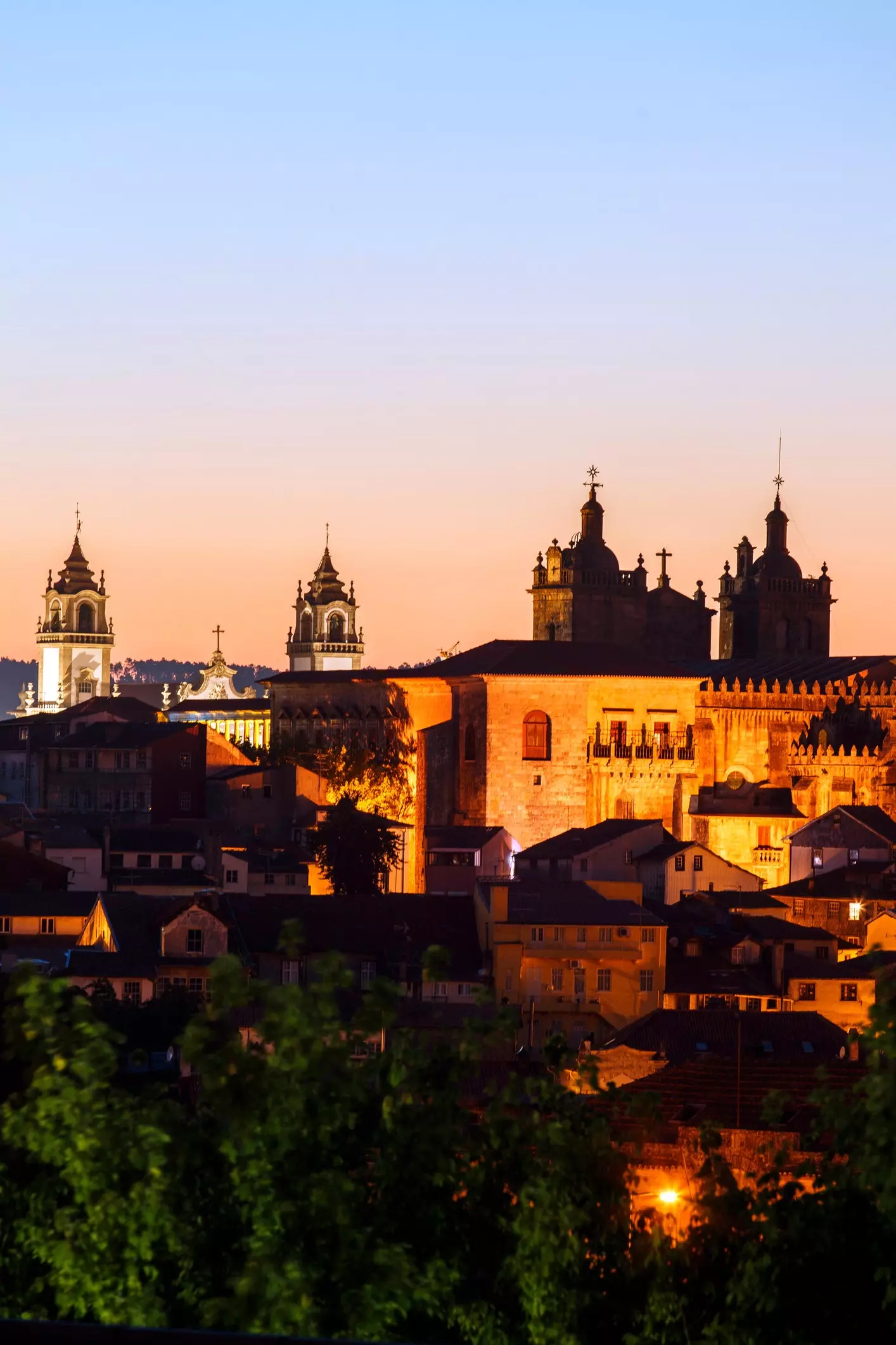 Viseu krönt av katedralen och Iglesia da Misericórdia.