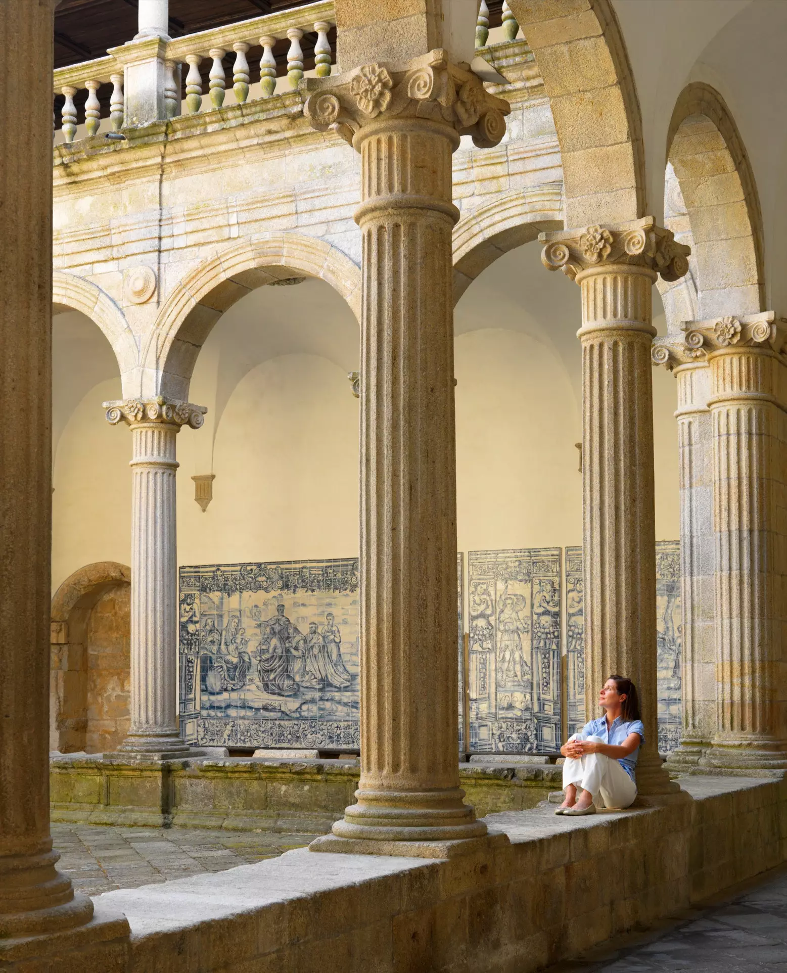 Tuile murale dans le cloître Renaissance de la cathédrale de Viseu.