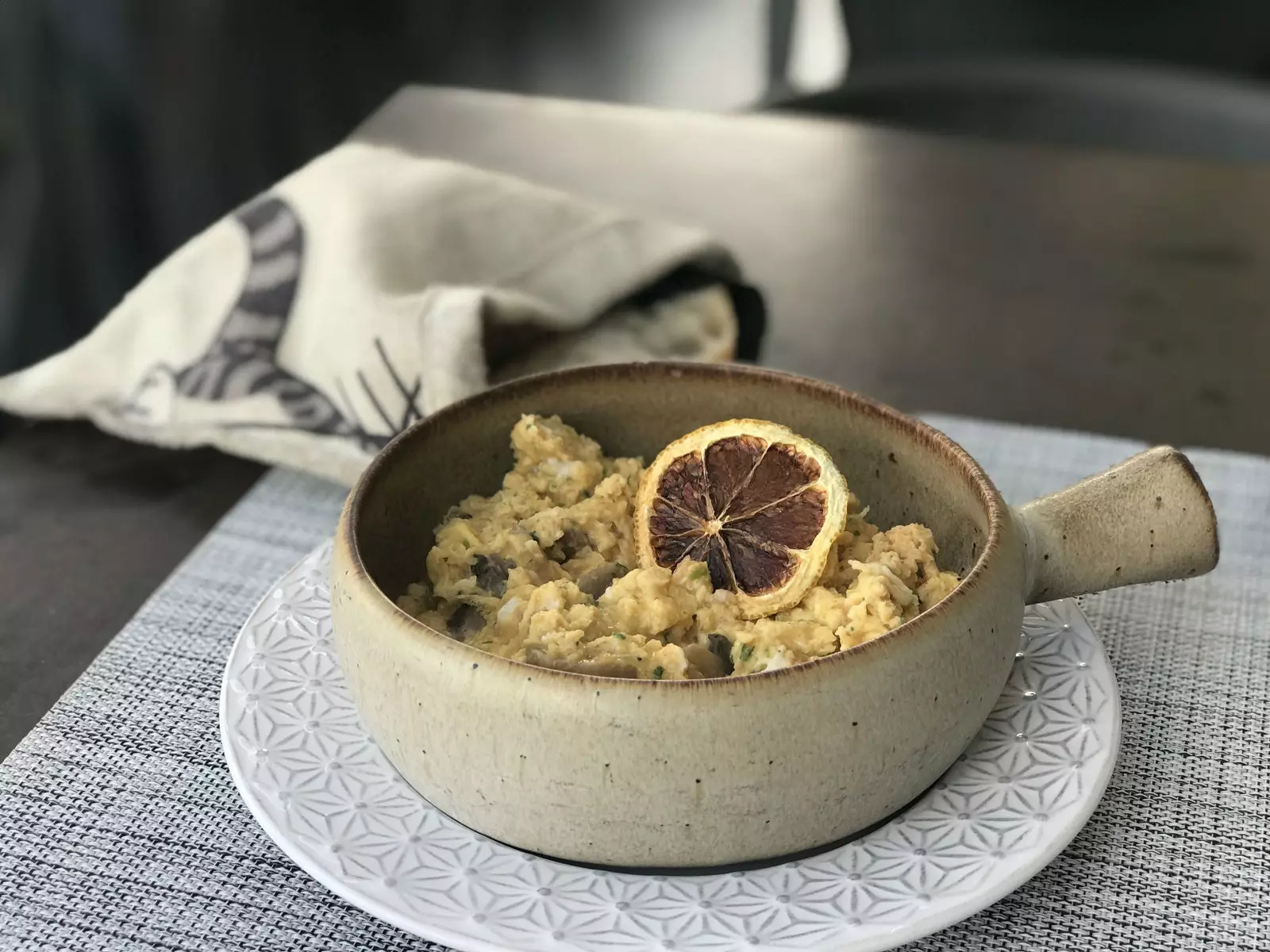 'Ovos mexidos com alheira e cogumelos' på restauranten Abrigo do Adro Viseu.