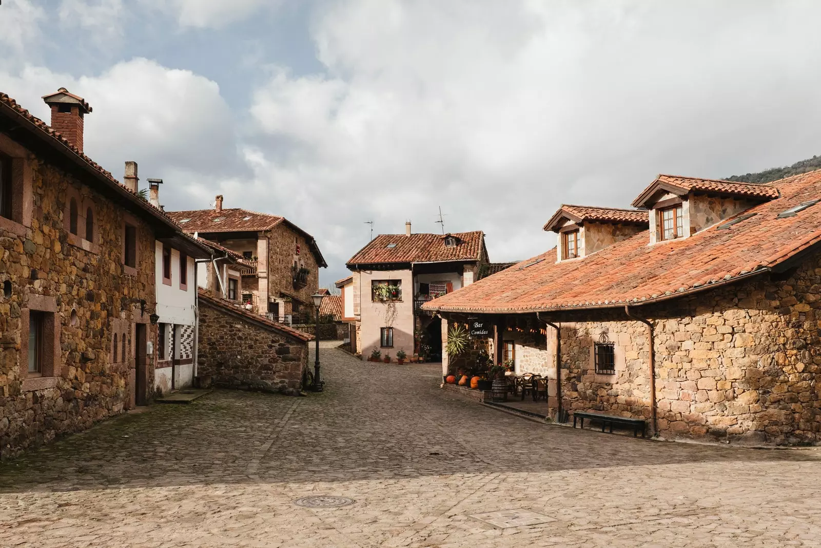 Bjergarkitektur i byen Carmona i Cantabrien.