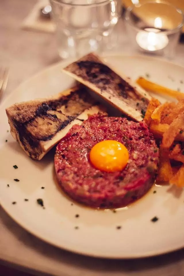 Beef Marrow mat traditionell Steak Tartare bei Greta