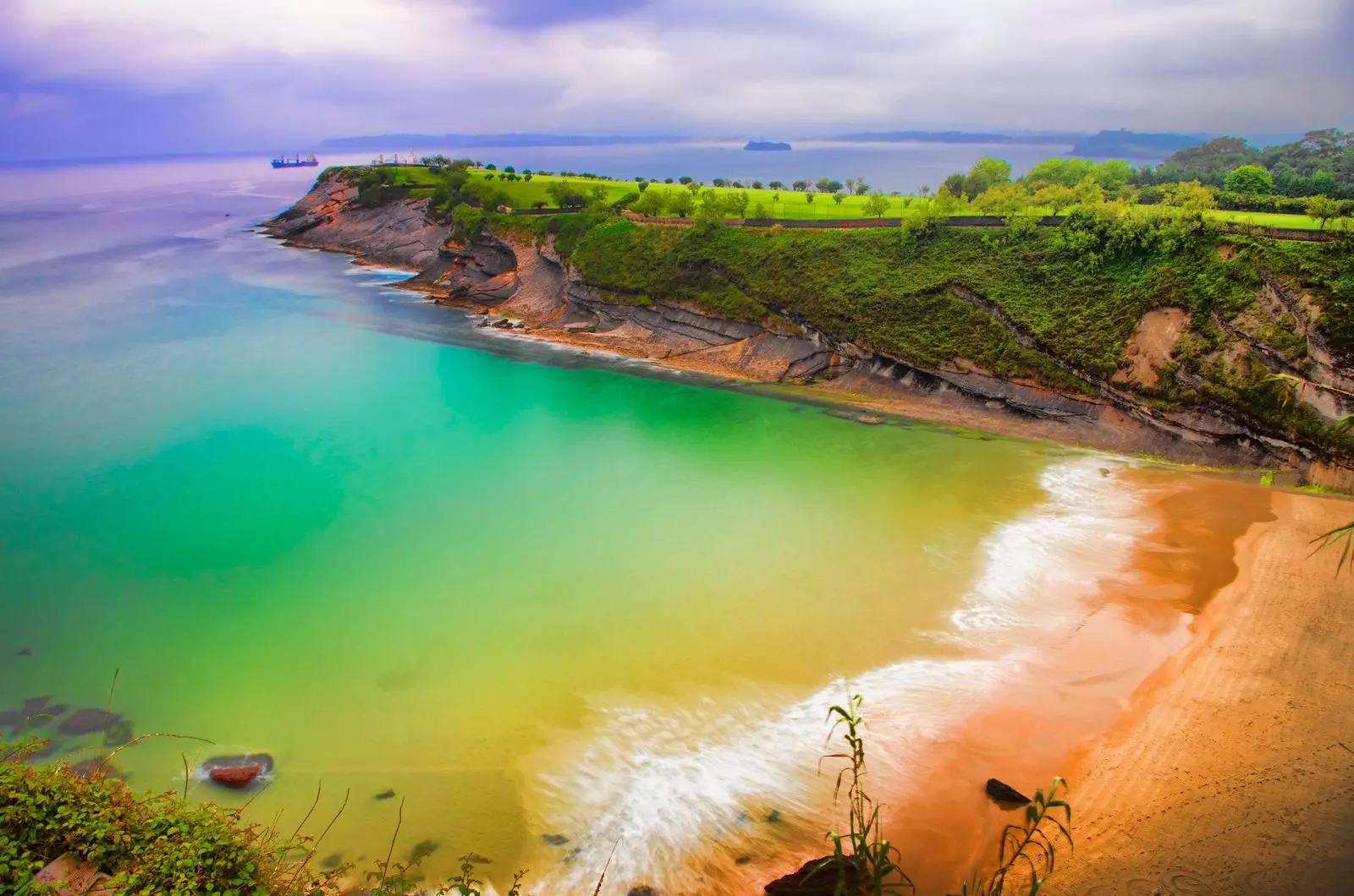 Mataleñas beach is located in Cueto in the municipality of Santander.