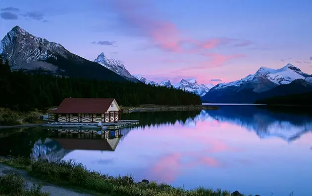 Il lago diabolico nel Parco nazionale di Jasper in Canada