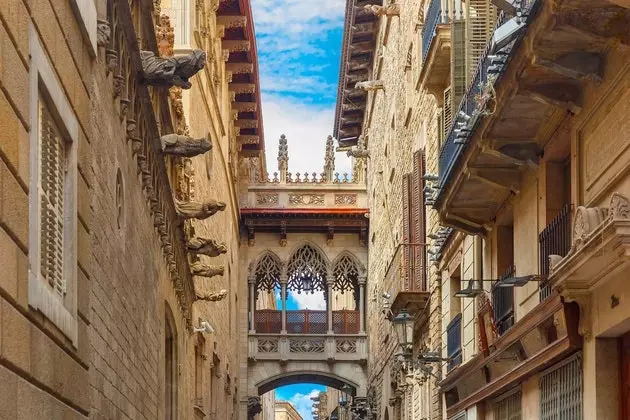 Μια βόλτα κατά μήκος του Carrer del Bisbe... και στην ιστορία