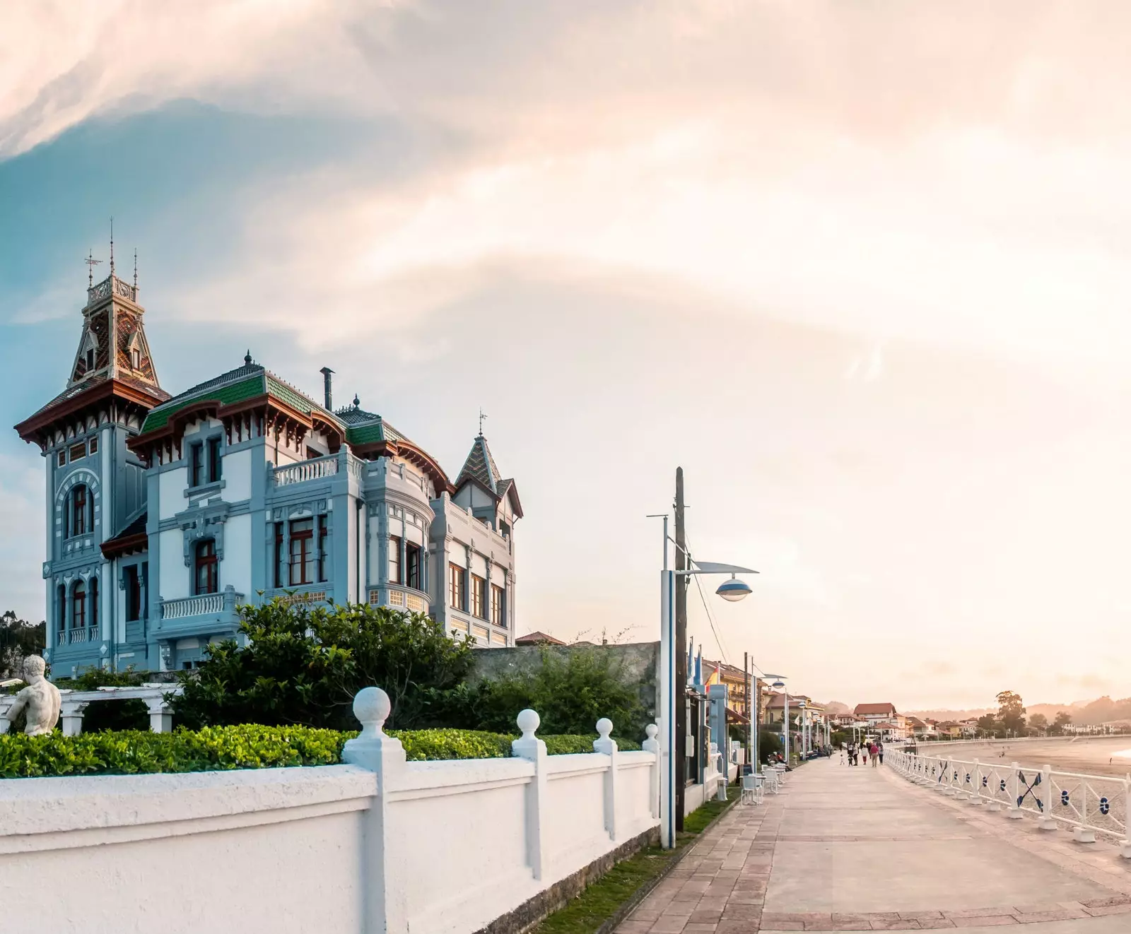 Den imponerende Villa Rosario foran Santa Marina de Ribadesella-stranden.