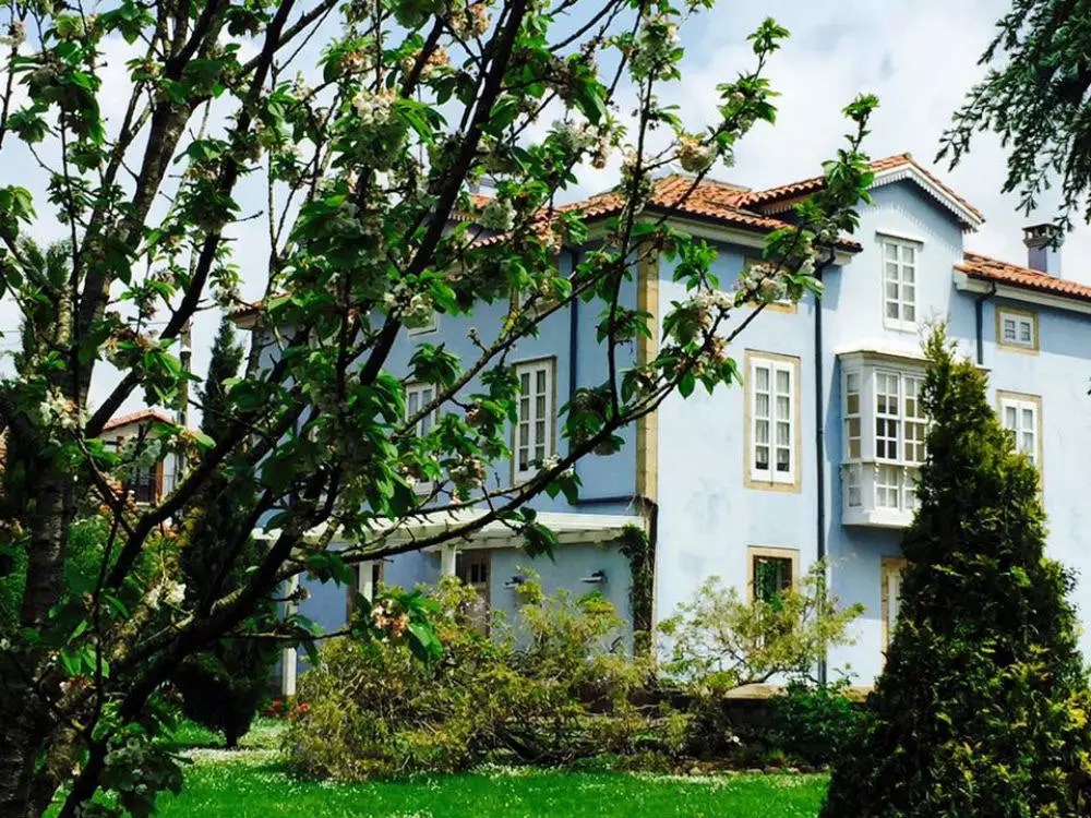 A Casa Azul de Corvera pintada como o resto das casas com as cores vistas na América.