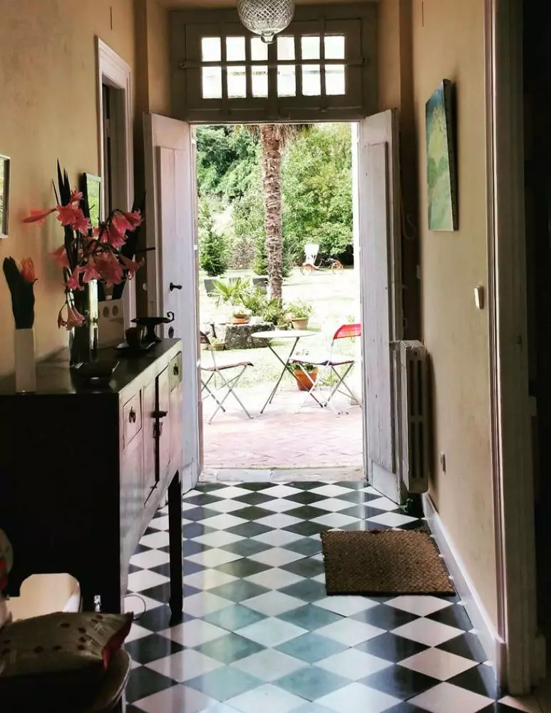 Linda entrada com piso hidráulico em forma de tabuleiro de damas em La Casa Azul de Corvera Cantabria.