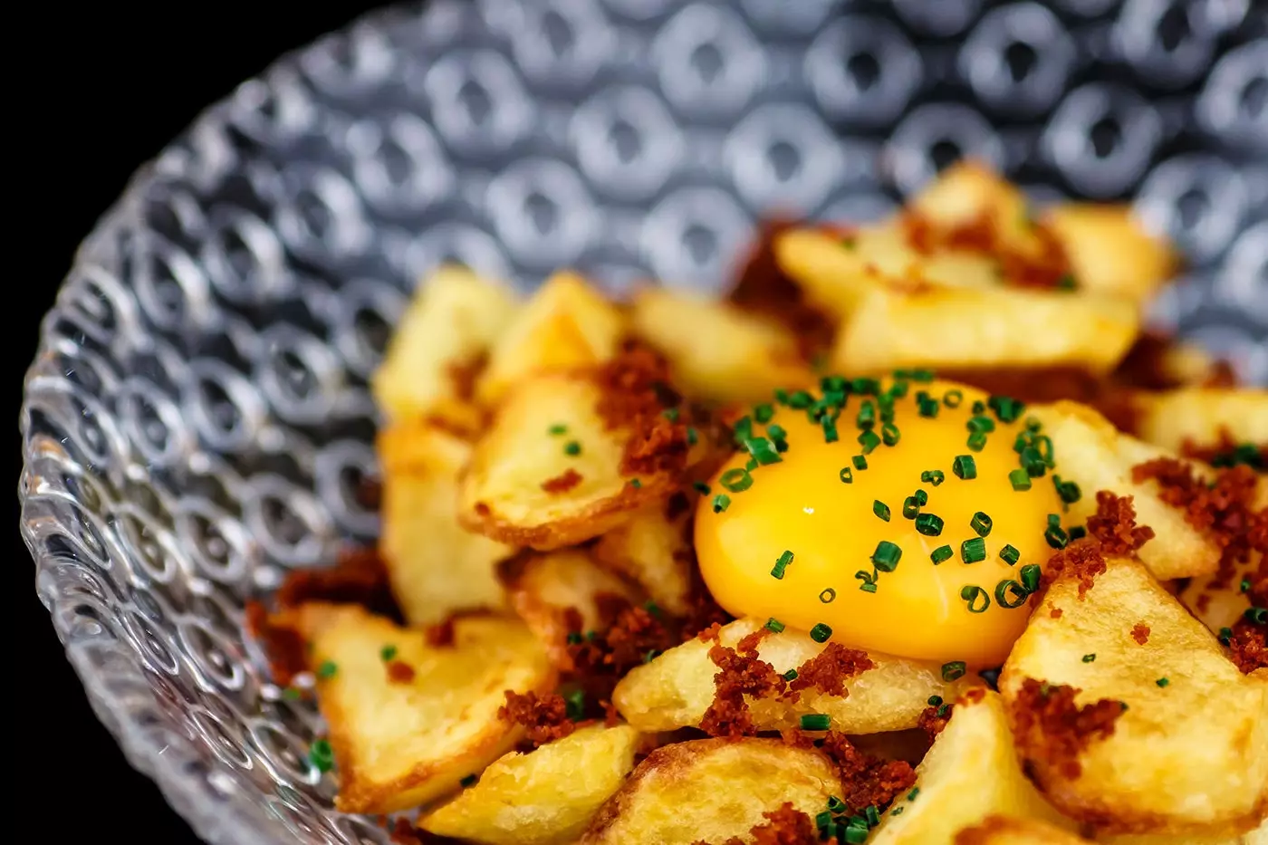 Pommes de terre assaisonnées avec jaune d'oeuf et sel de jambon