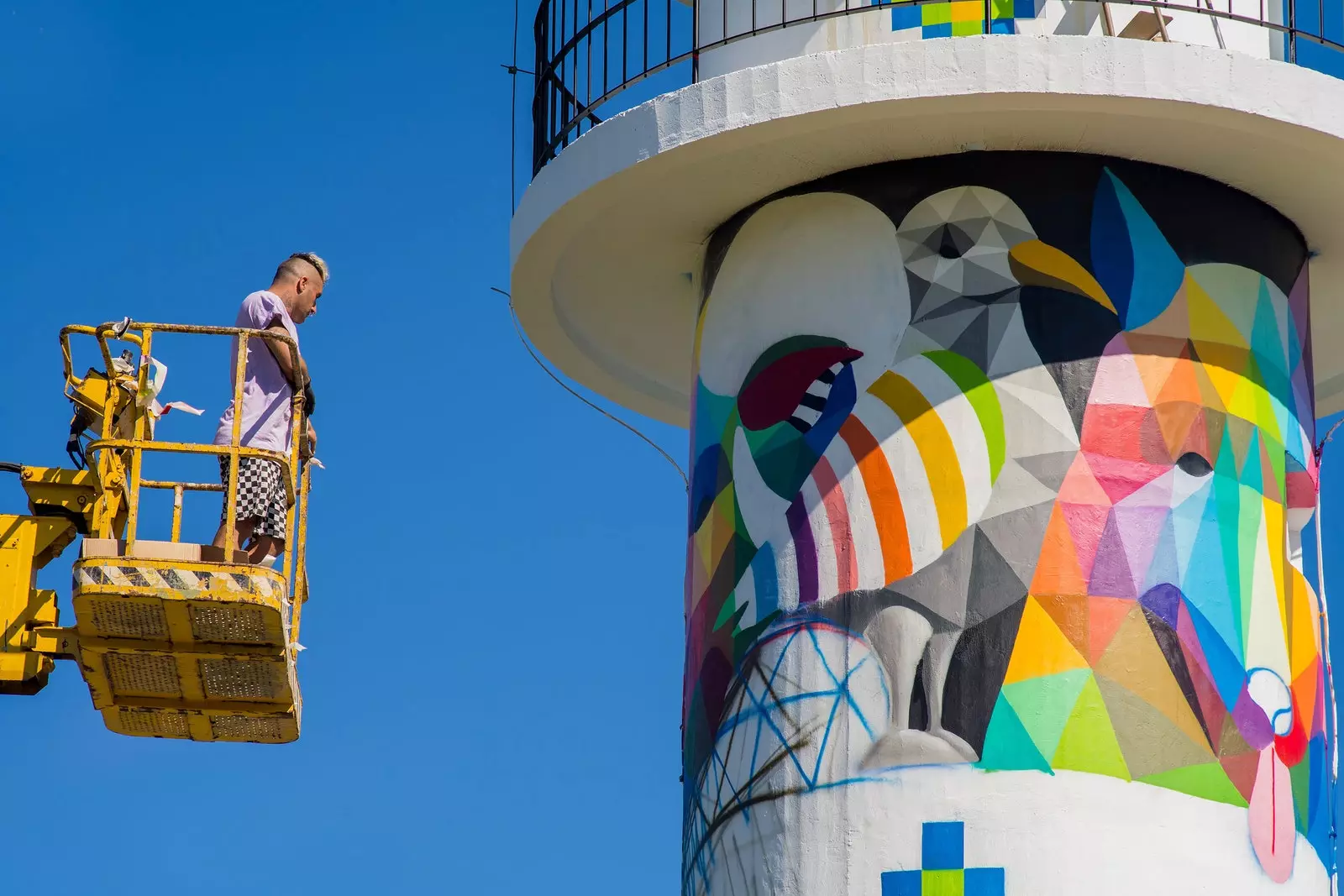 Der Ajo-Leuchtturm, der von Okuda mit seiner Arbeit „Infinite Cantabria“ interveniert wurde