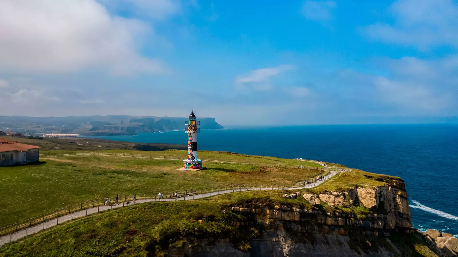 Ajo fyrtårnet intervenerede af Okuda med hans værk 'Infinite Cantabria'