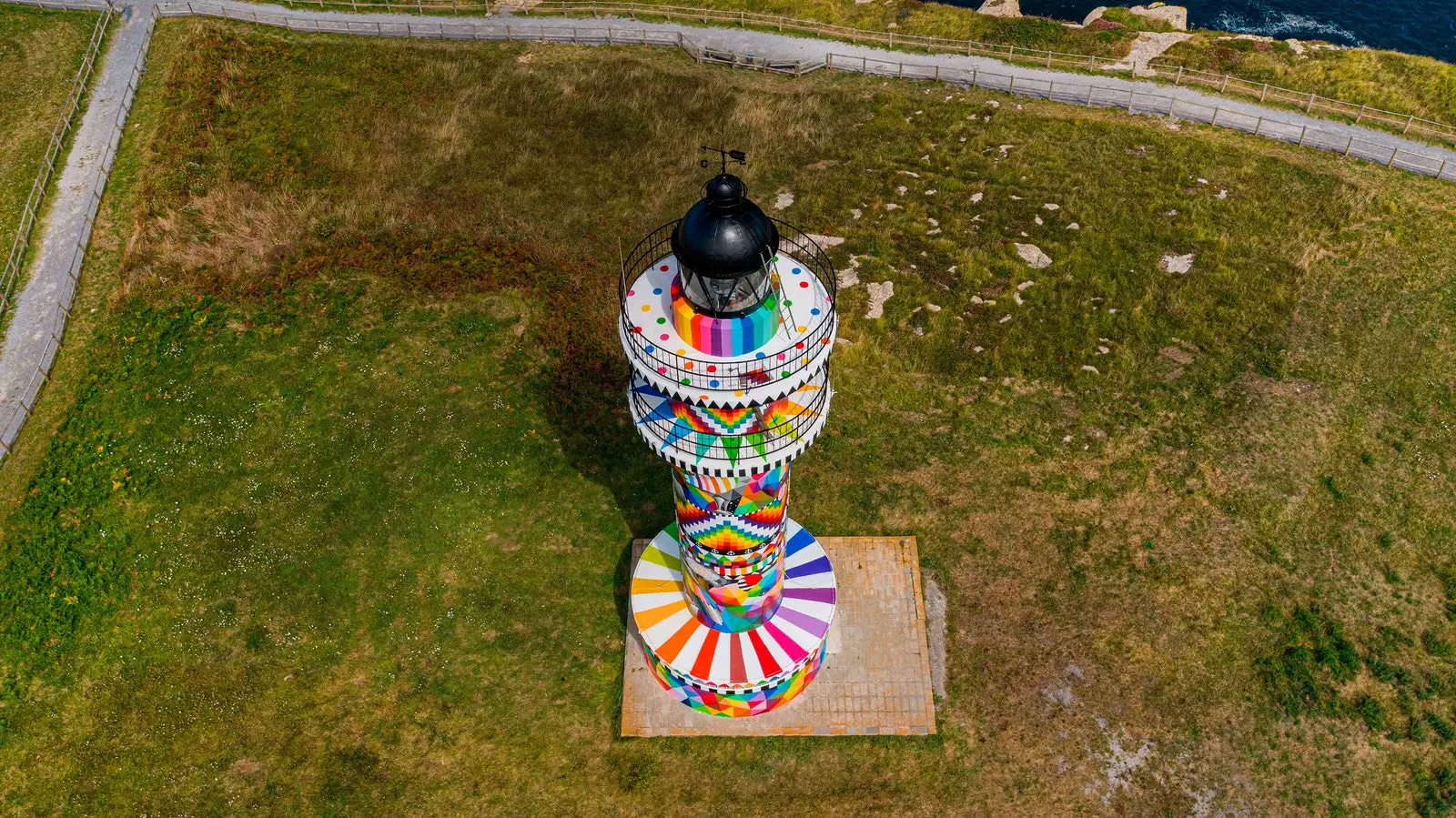 Der Ajo-Leuchtturm, der von Okuda mit seiner Arbeit „Infinite Cantabria“ interveniert wurde