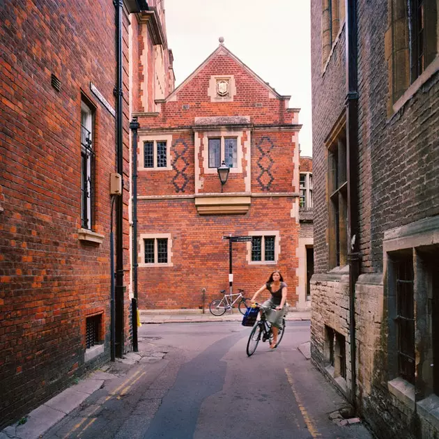 Cambridge'in orta çağ sokaklarını gezmek