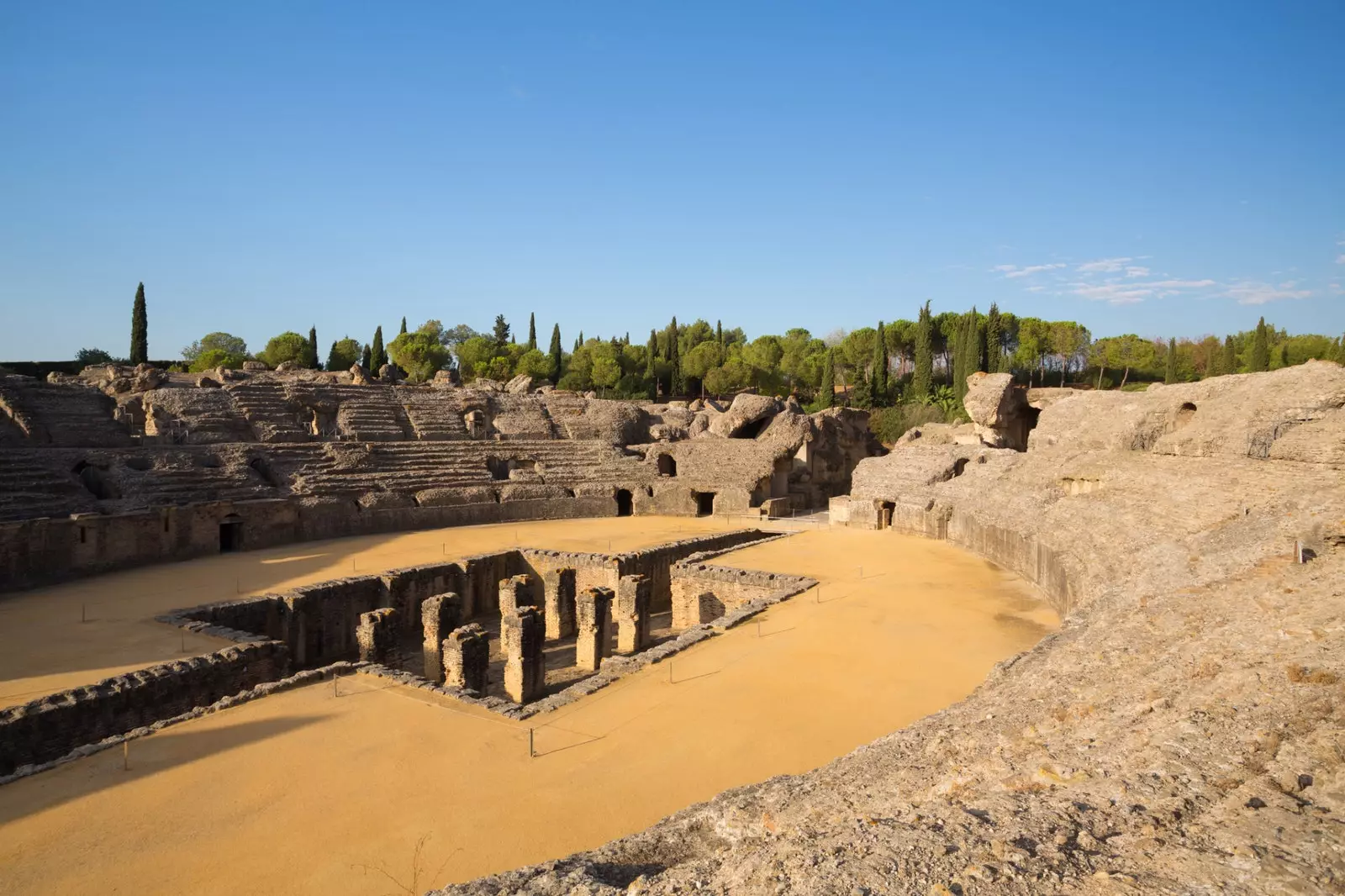 HBO huet de majestéitesche Itlica Amphitheater an en Dragon Pit fir d'Serie Game of Thrones transforméiert.