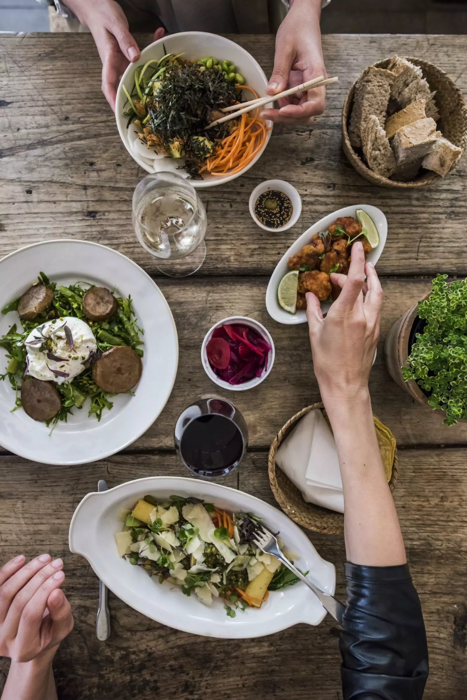 Różne tapas z międzynarodowym akcentem.