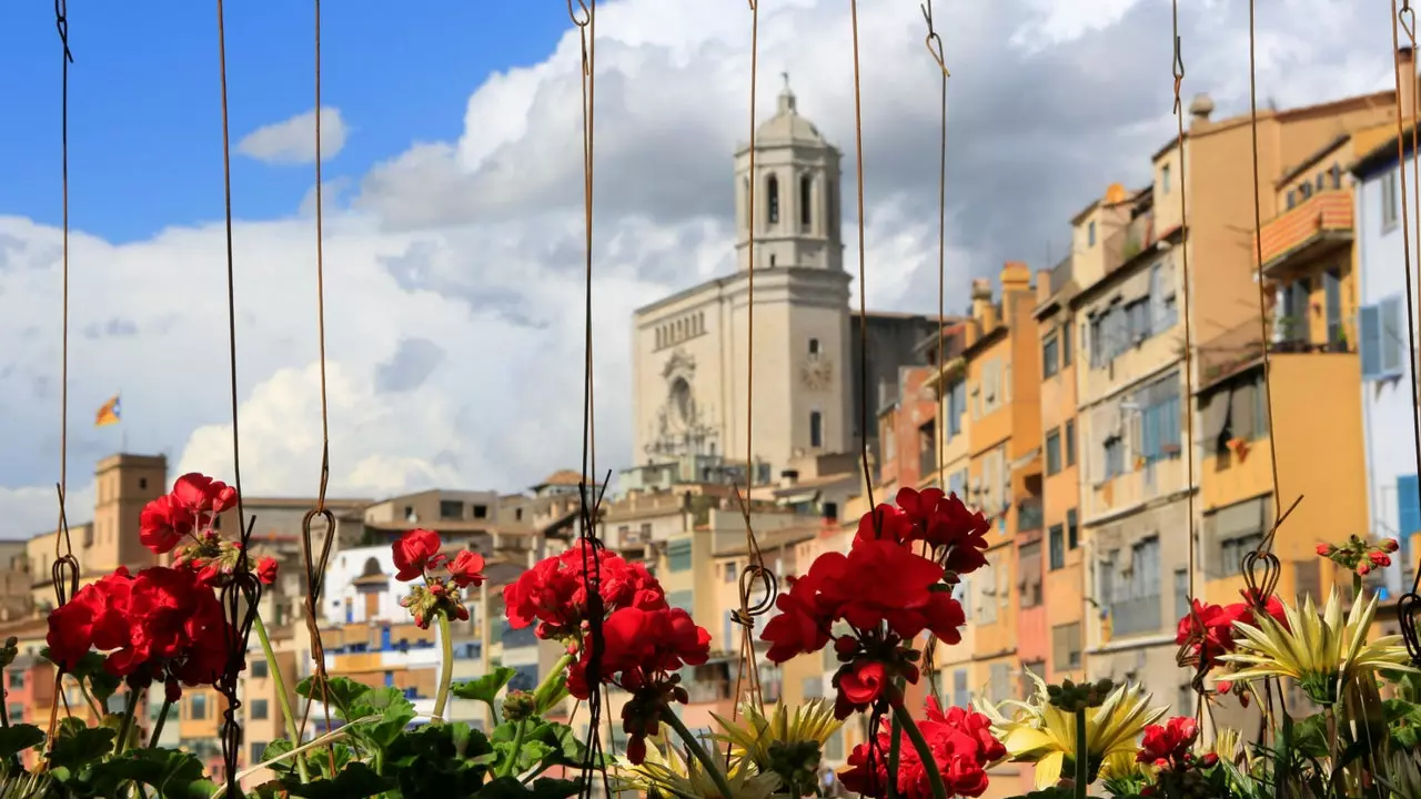 Girona, bạn đẹp làm sao đầy hoa!