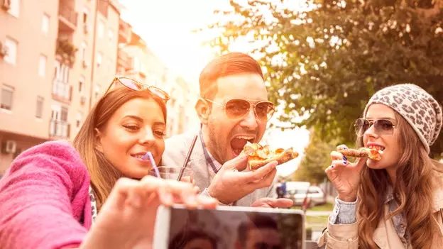 Galen på selfies med mat: men vad fotograferar vi?