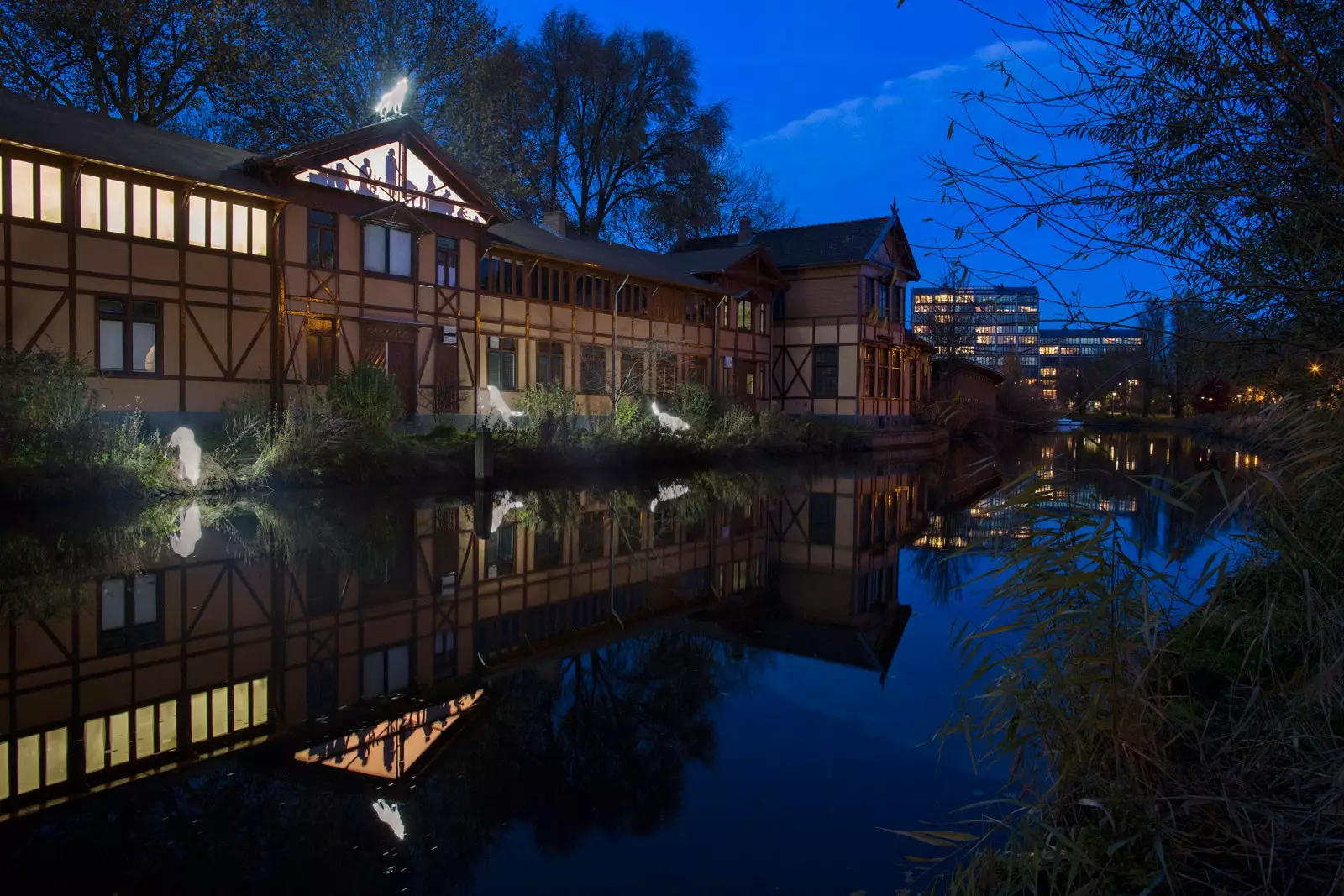 'Bersembunyi di Sarang Serigala' oleh Republic of Amsterdam Radio Nomad Tinker House di Amsterdam Light Festival