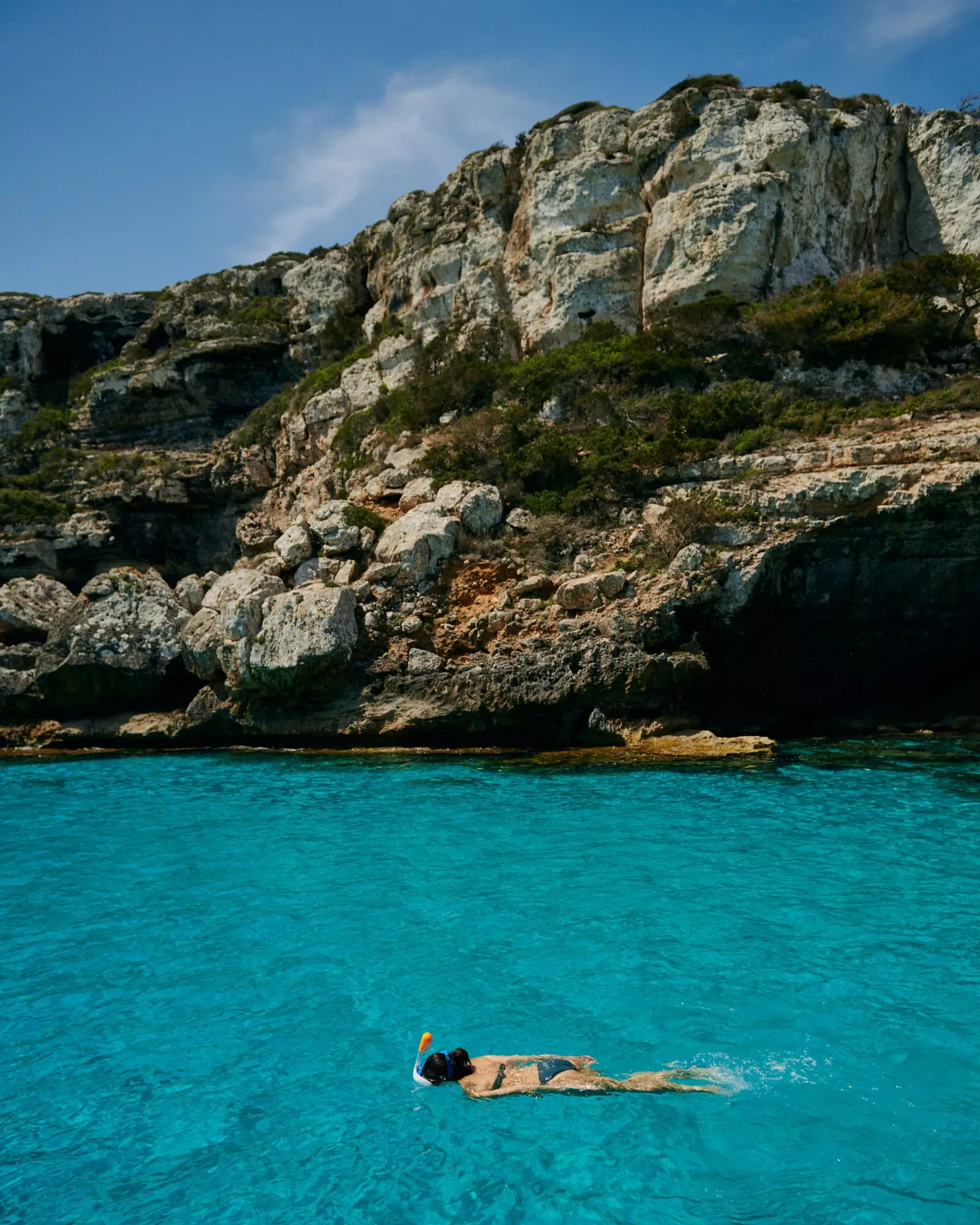 Lặn với ống thở ở Cala Marmols.