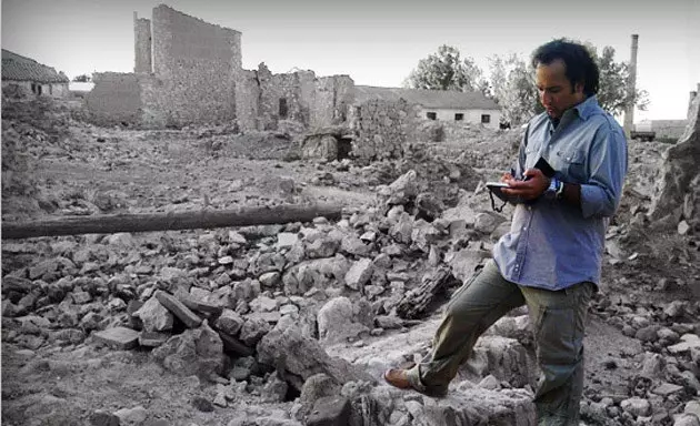 İker Jimnes Belchite xarabalıqları arasında