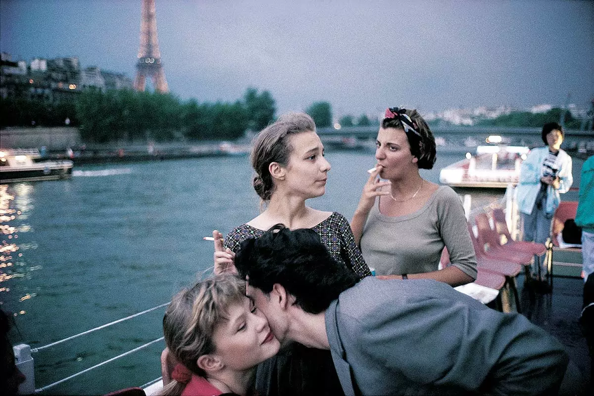 Adolescents français dans un bateau sur la Seine par David Alan Harvey