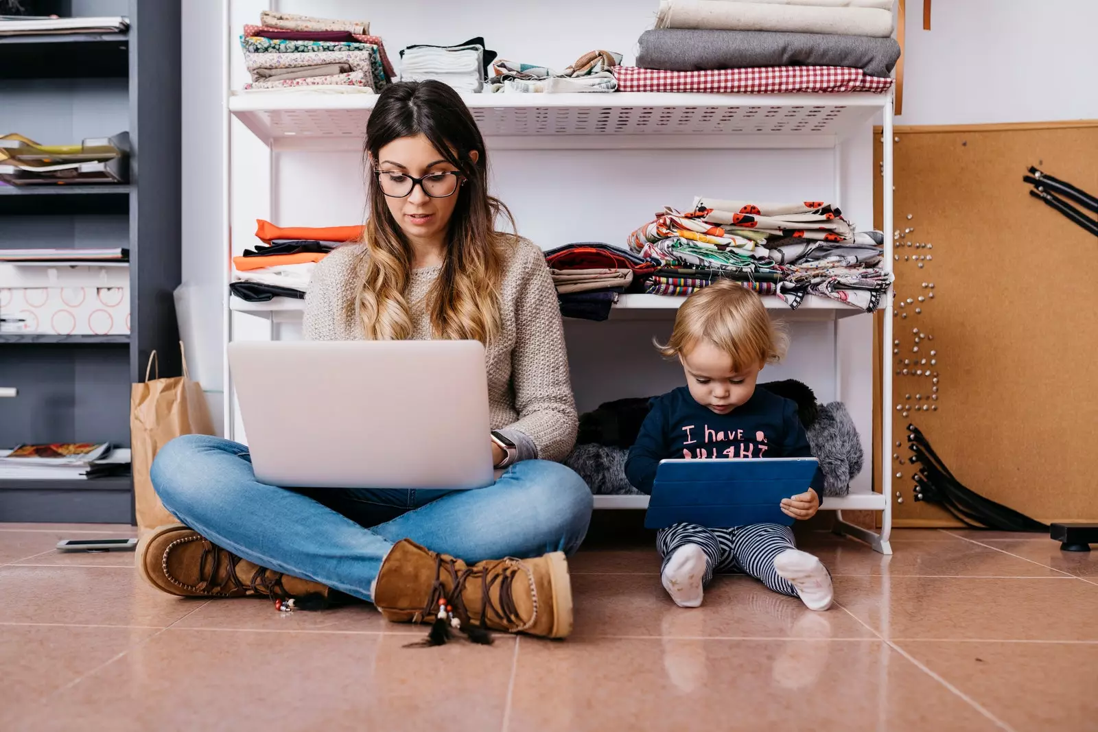 mutter und sohn arbeiten zu hause