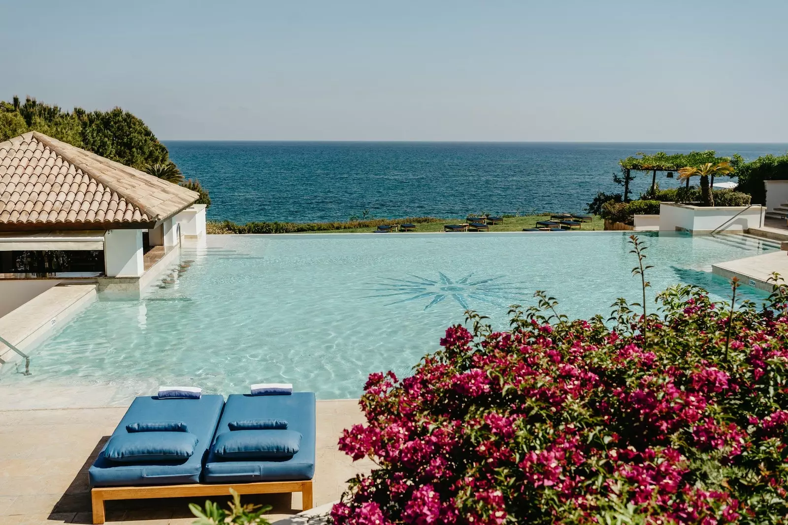 Salah satu kolam infiniti di hotel Anassa dengan pemandangan Mediterranean.