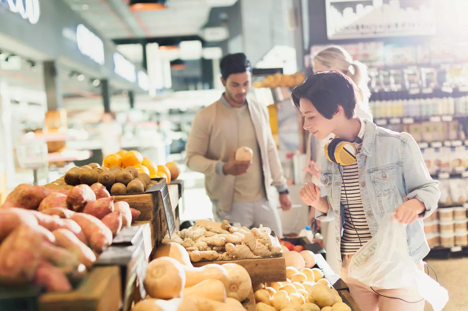 Meedchen Shopping am Supermarché