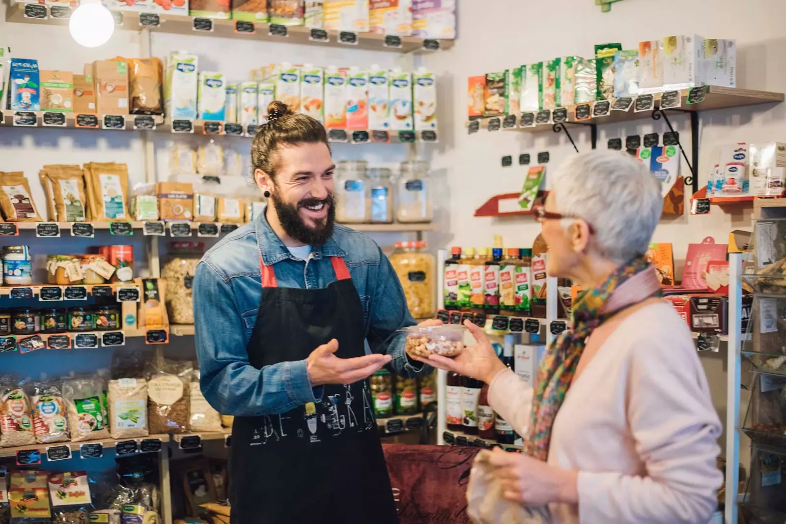 femeie care vorbește cu un comerciant