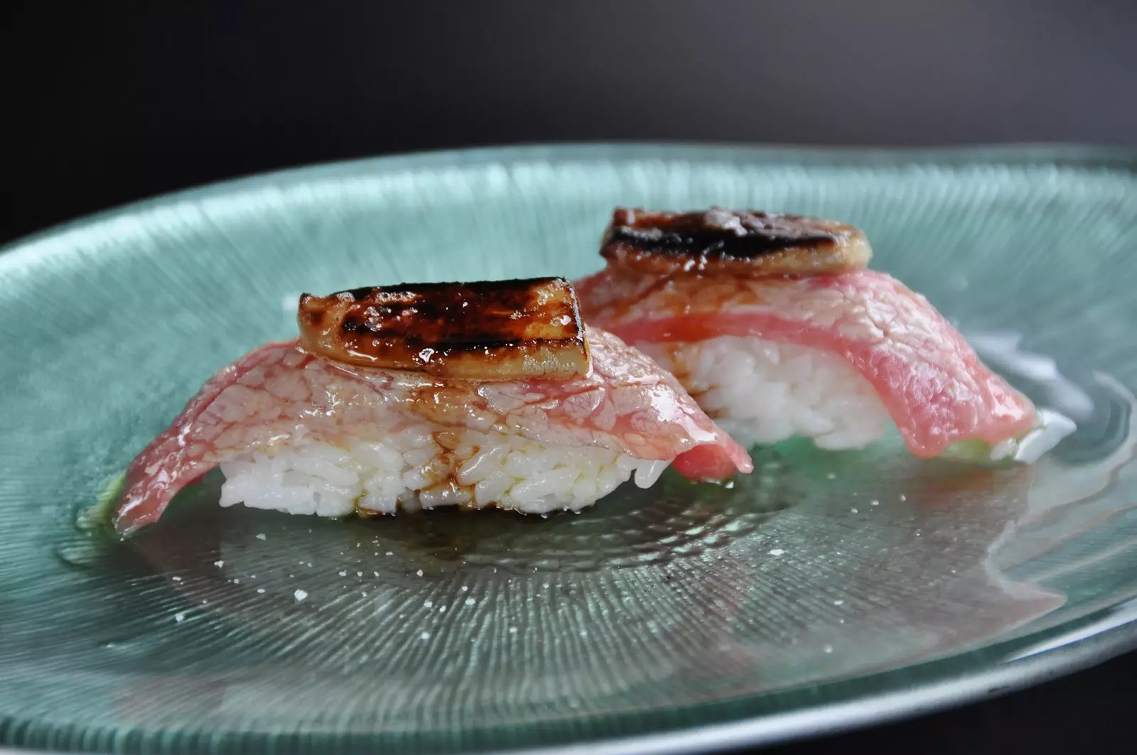 Niguiri flambované s býkem a Inari foie