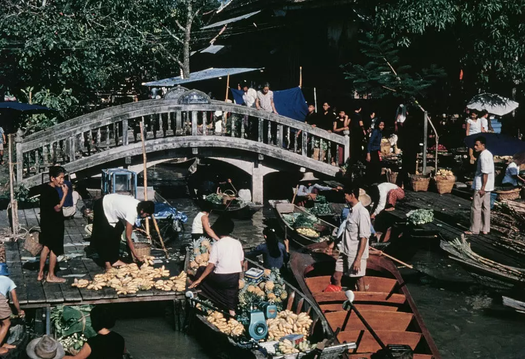 The stalls of the Charo Phraya