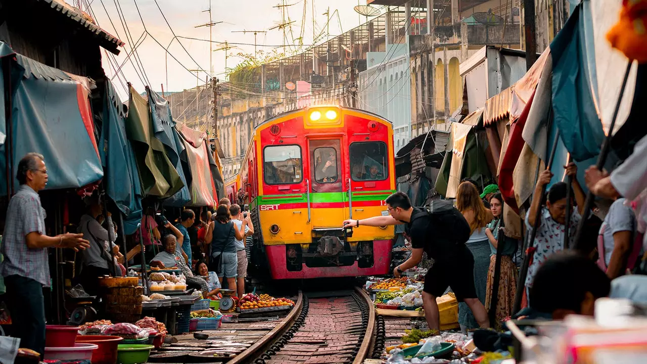 Questo mercato thailandese si trova in cima ai binari del treno!