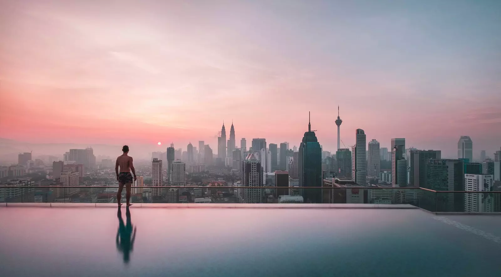 mann ser på skyline i kuala lumpur