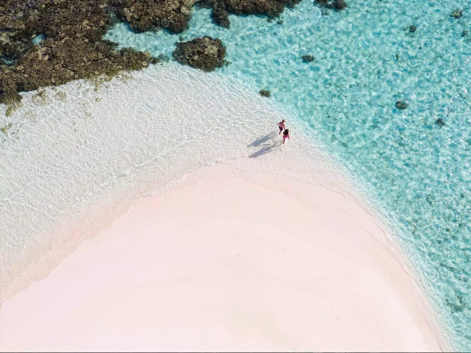 paar op het strand luchtfoto