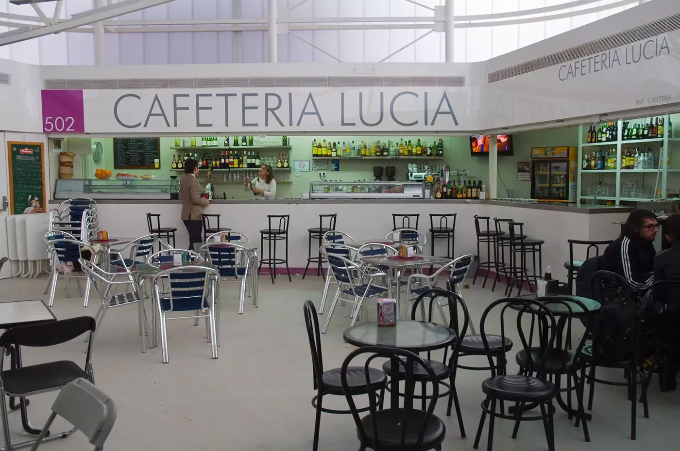 Mercado Barceló의 안뜰에 있는 카페테리아 Luca