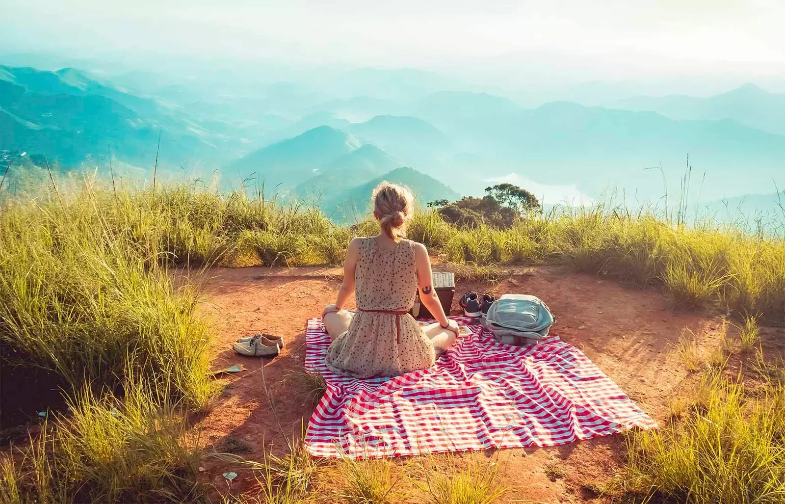 gadis piknik di gunung