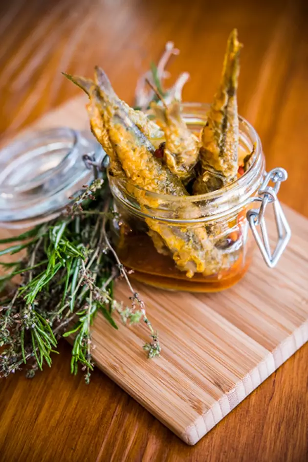 Anchois gras marinés aux herbes et légumes