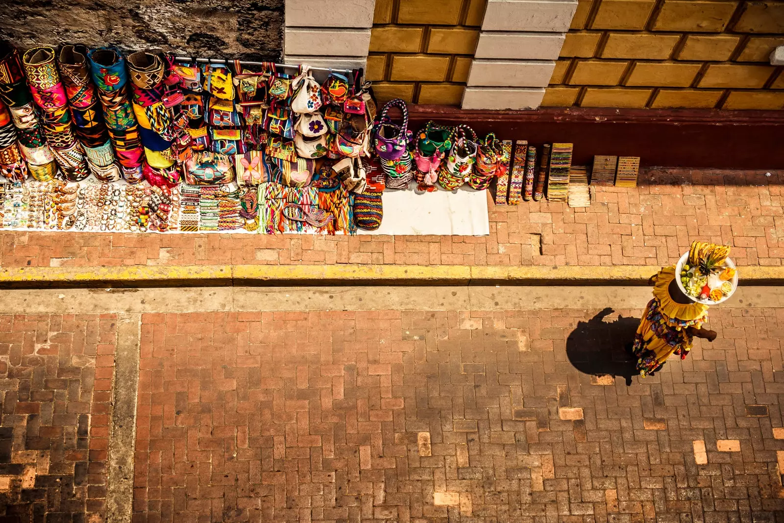 Picha 'iliyoibiwa' kutoka palenquera katika mojawapo ya vichochoro vya Cartagena de Indias.