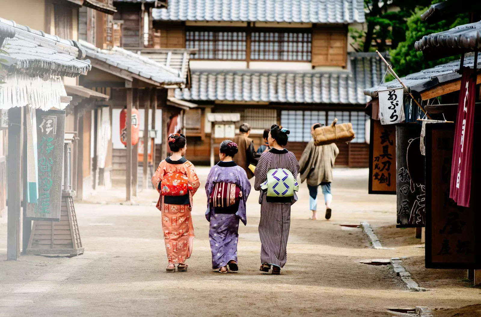 Geishat kävelevät perinteisen kylän läpi Japanissa.