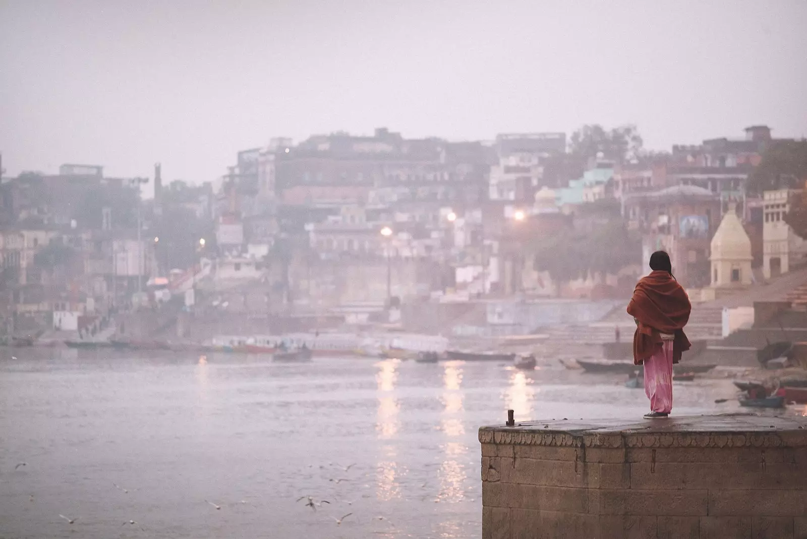 Wanita India di tepi sungai Gangga di kota Varanasi.