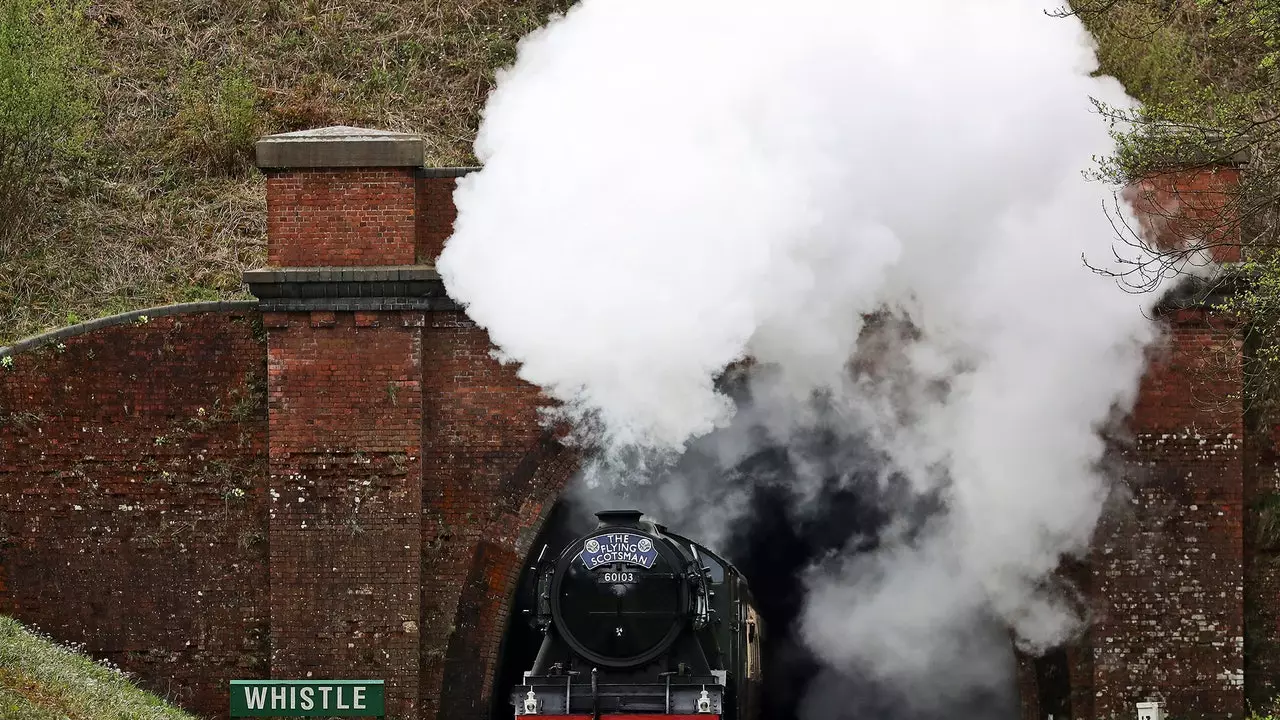 Το Bluebell Railway, το ατμοκίνητο τρένο που ταξιδεύει πίσω στο χρόνο σας περιμένει στο Sussex