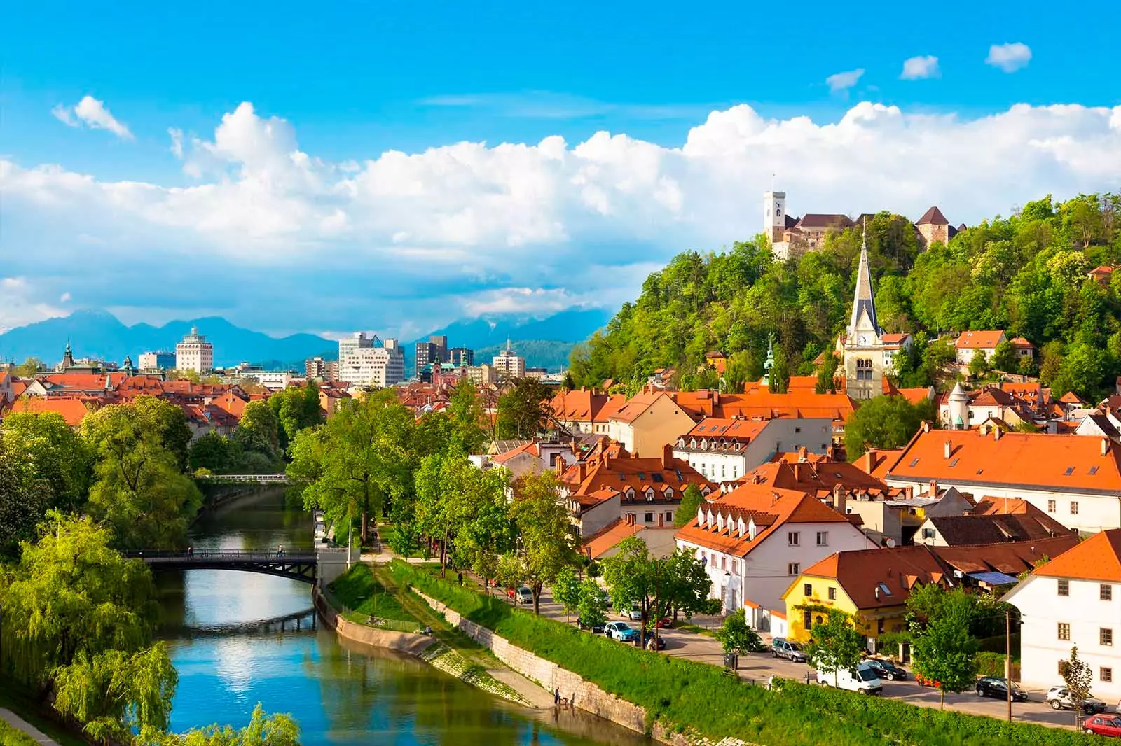 De rivier van Ljubljana herbergt kasteel