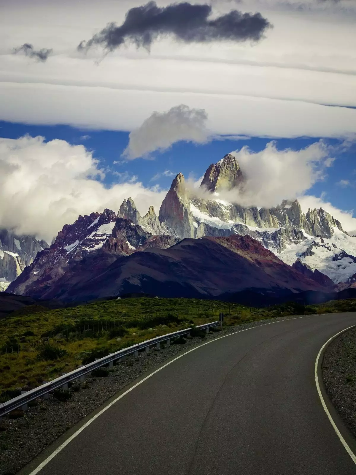 파타고니아의 마운트 피츠 로이(Mount Fitz Roy) 도로에서 바라본 전경.