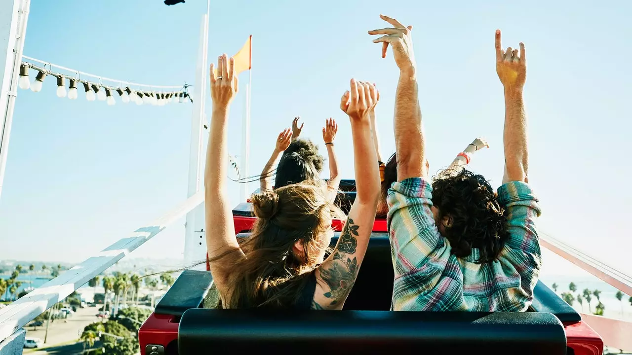 Naiki roller coaster yang paling menakjubkan di dunia tanpa meninggalkan sofa anda!