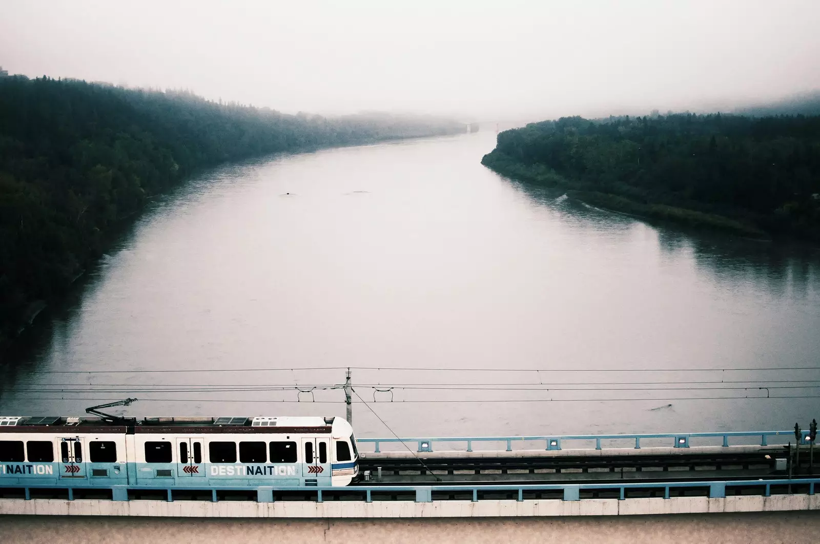 थल और हवाई मार्ग से, ब्लैक फ्राइडे की छूट यात्रा तक पहुँचती है