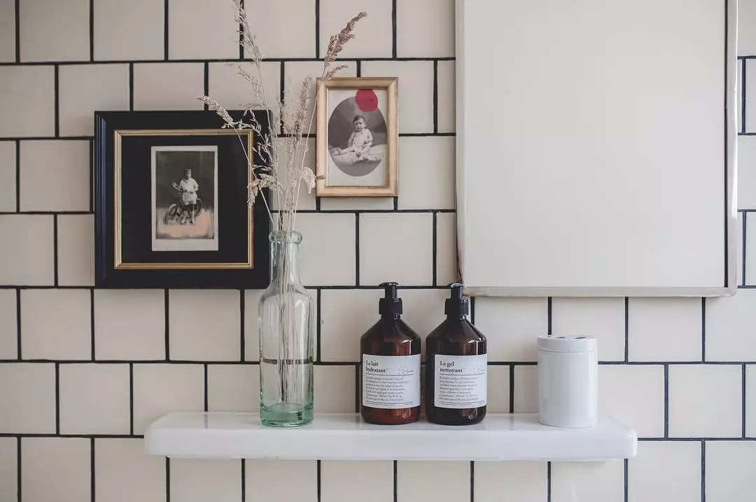 Detail of a bathroom in Le Barn with amenities made with natural products with a base of eucalyptus.