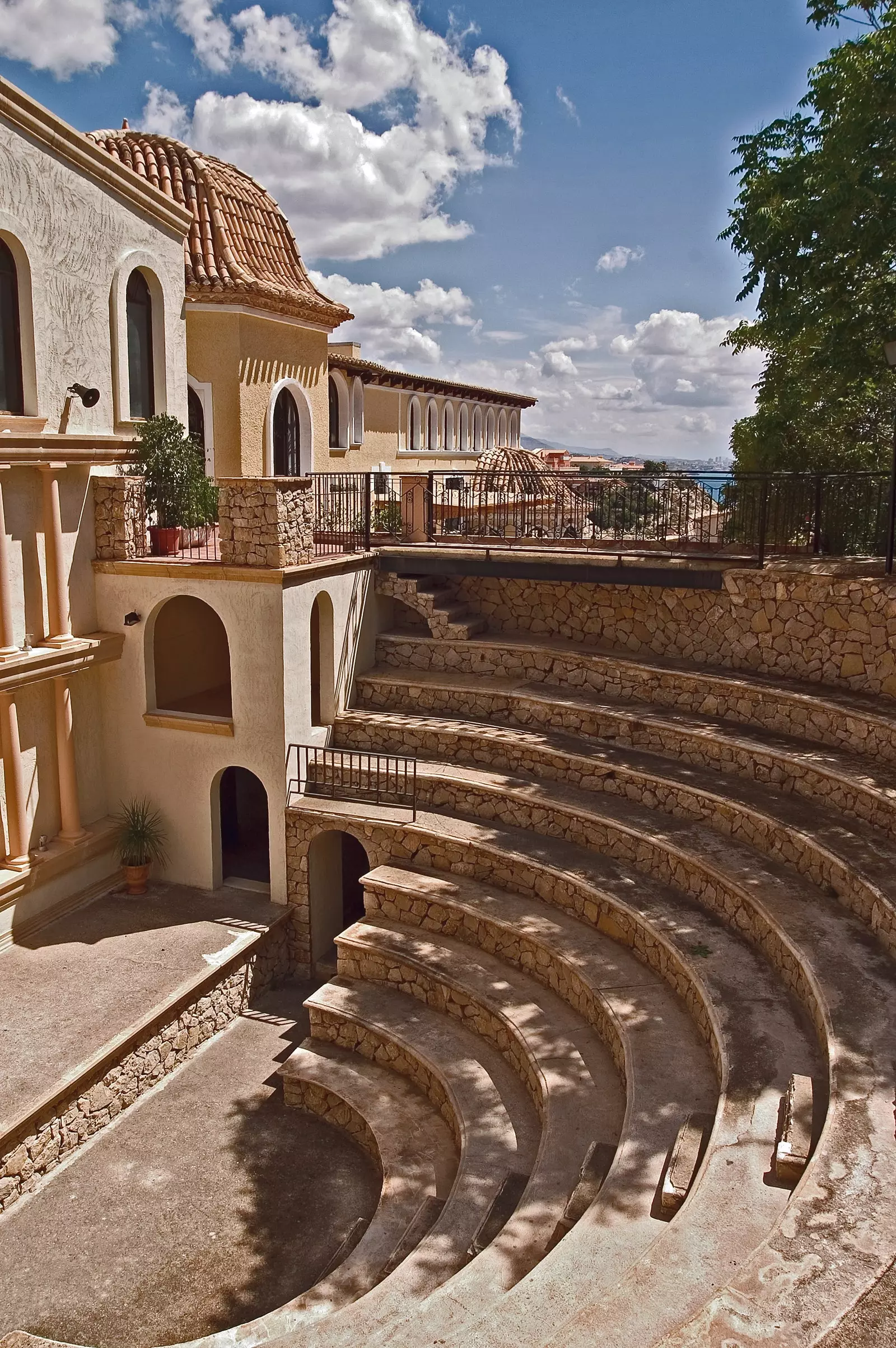 Den Amphitheater organiséiert Concerten a musikalesch Opféierungen.