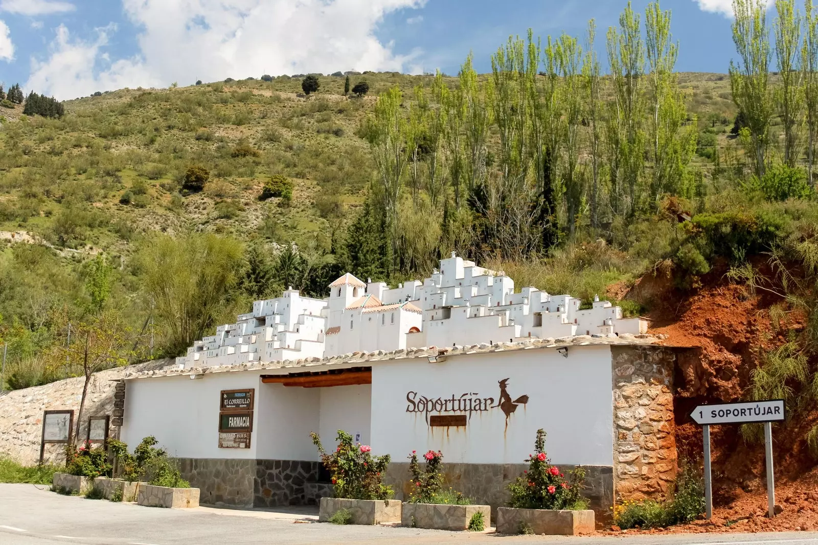 Indgang til Soportújar heksenes by i Las Alpujarras Granada.