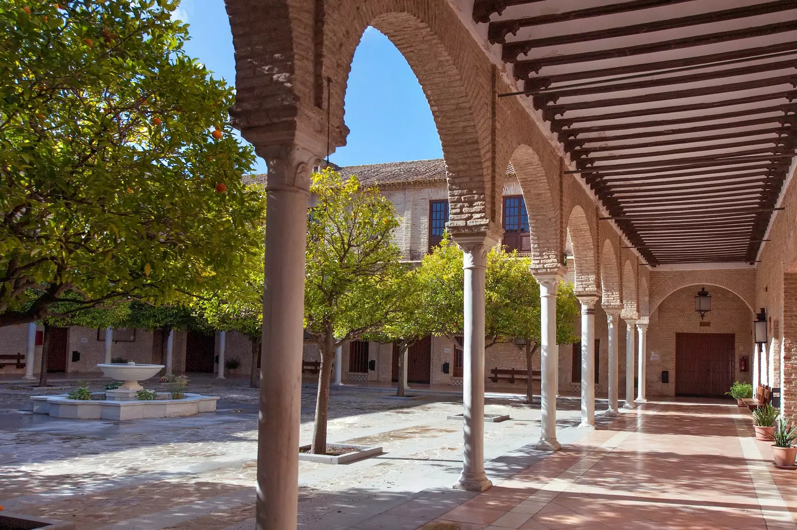 Pátio com pórtico do Palácio da Ribera em Bornos Cdiz.